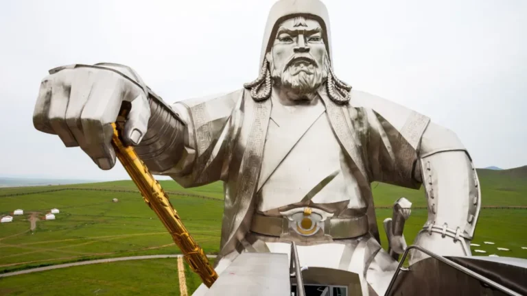 genghis khan height